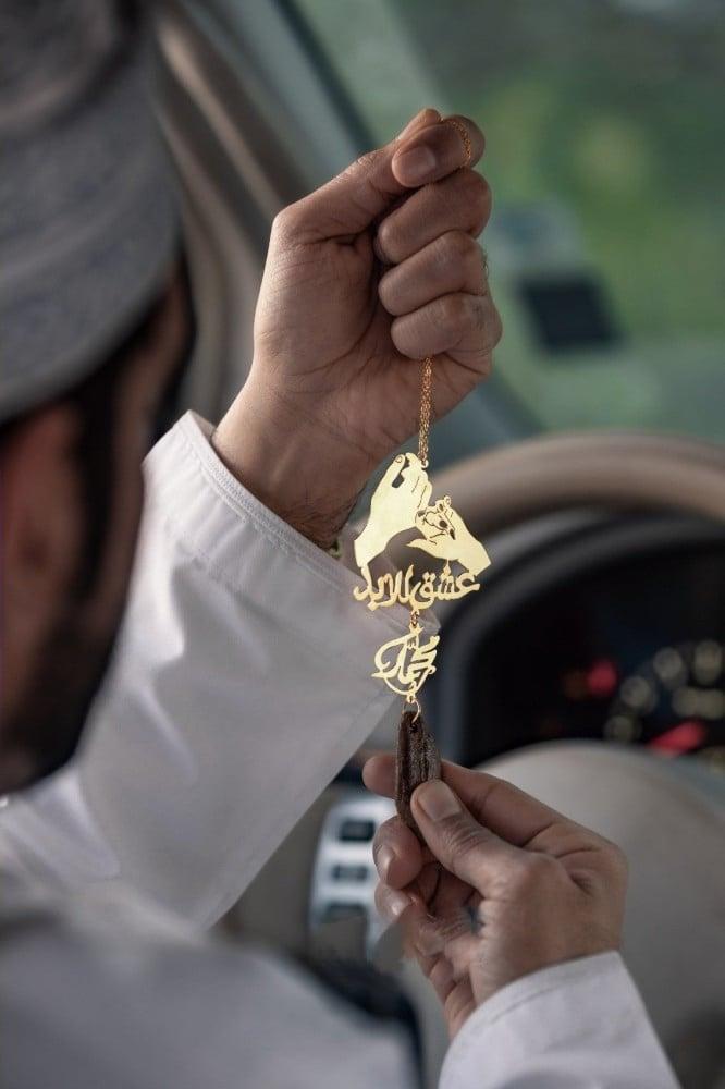 A pendant of the oud crack with both hands, a love forever