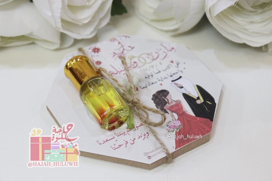 قاعده خشبيه مع عطر بثيم ملكه