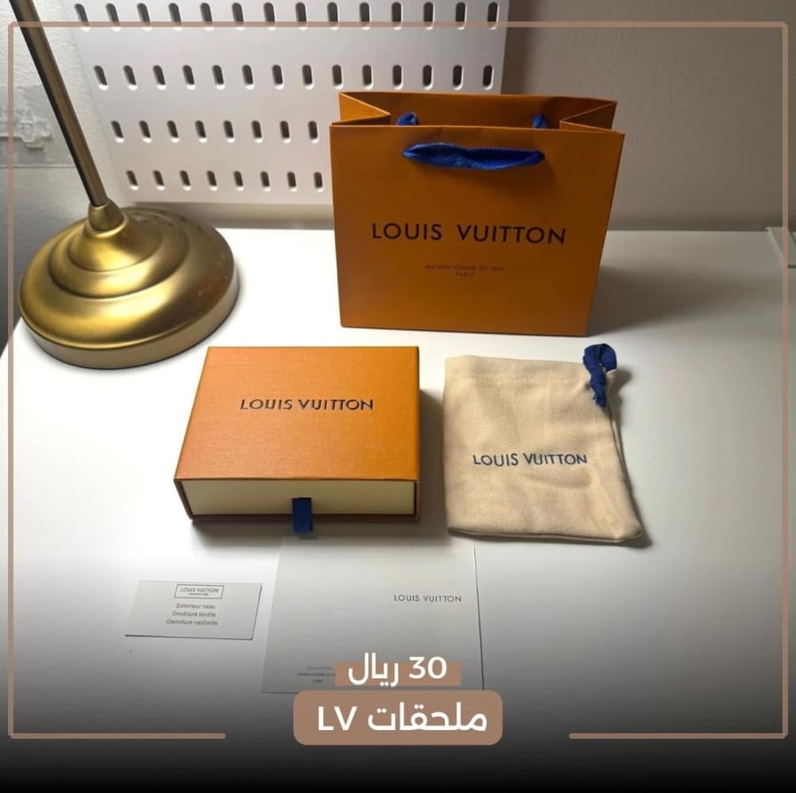 خاتم اسود من لويس فيتون محفور جودة عالية