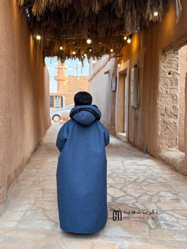 فروة أولاد أزرق مع جلد أسود