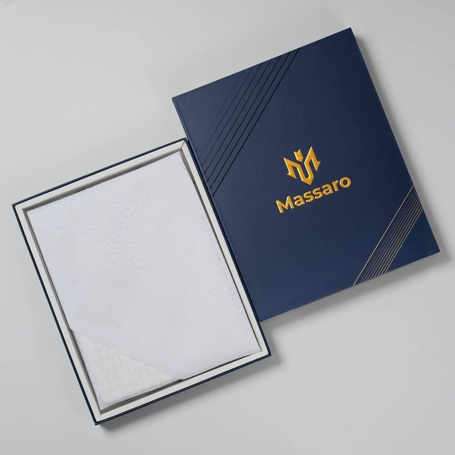 شماغ مسارو M22 أبيض مع شعار Massaro وتغليف هدايا راق
