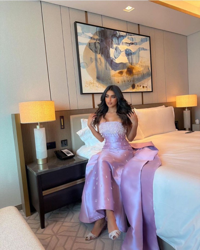 فستان فرنسي وردي بألون زهره المكسيك مع شال مطرز بكرستالات رائعه بتطريز أنيق يدوي