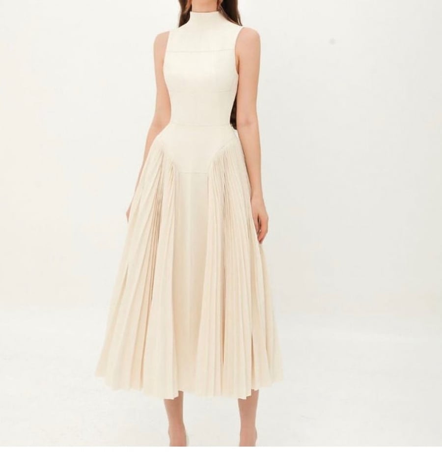Cream-colored dress with pleats and a dropped waist cut. This is not my style.