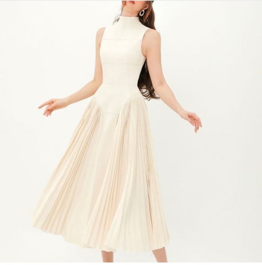 Cream-colored dress with pleats and a dropped waist cut. This is not my style.