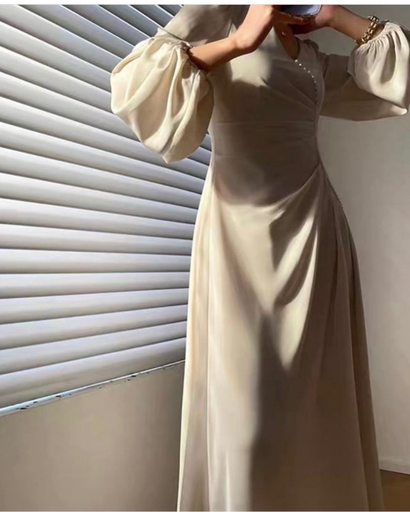 فستان ساتان اوف وايت مزين باللؤلؤ من الجمب