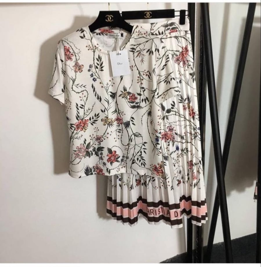 تيور براند Dior مكون من تنوره وبلوزه