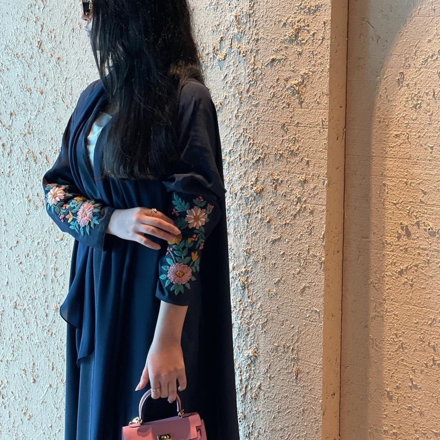 عبايه بتطريز ملون