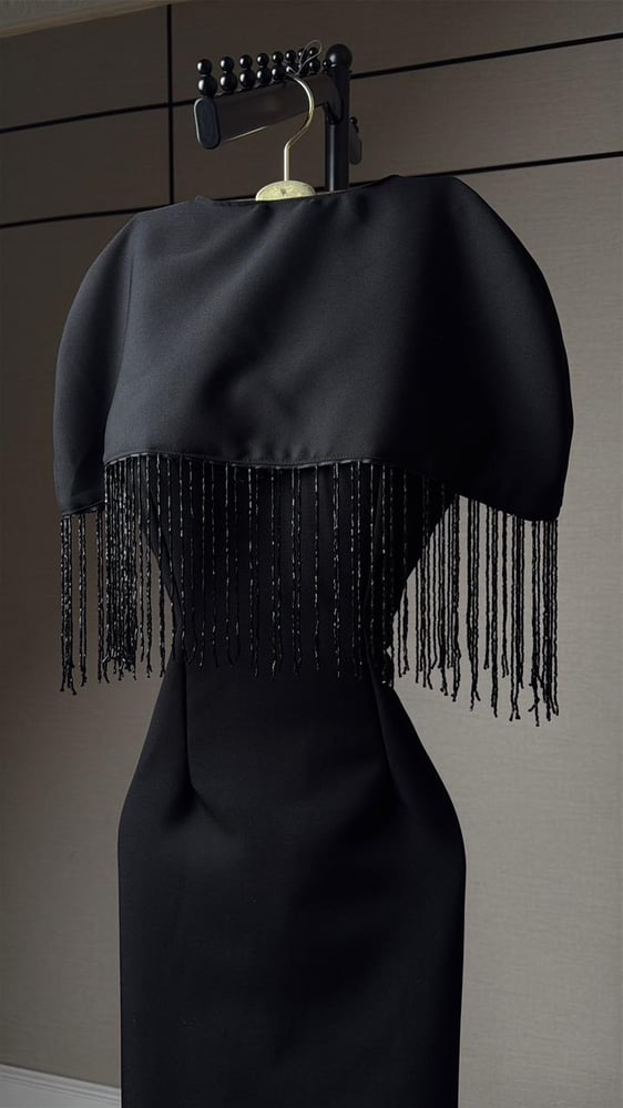 فستان ناعم   الون اسود  المقاسات برقم1/2/3/4/5   المقاسات بالحرف  S/M/L/XL/XXL.  ..  الخامه باربي  على هدب