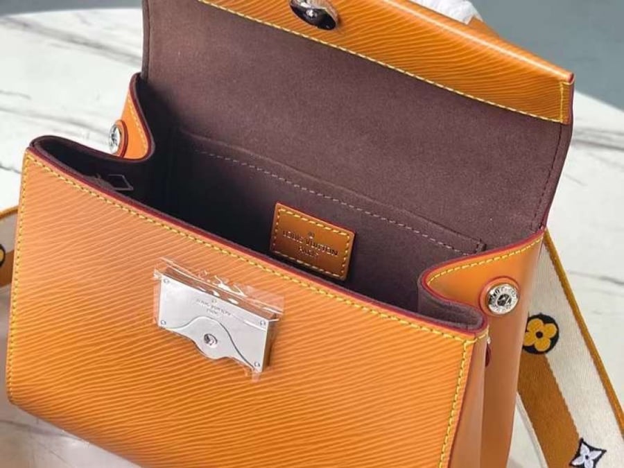 حقيبة LV كلوني بستراب قماش