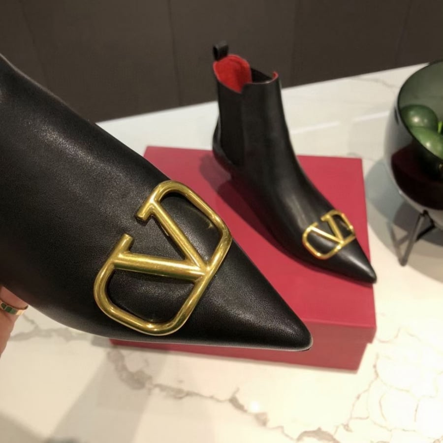 V leather boot shoe