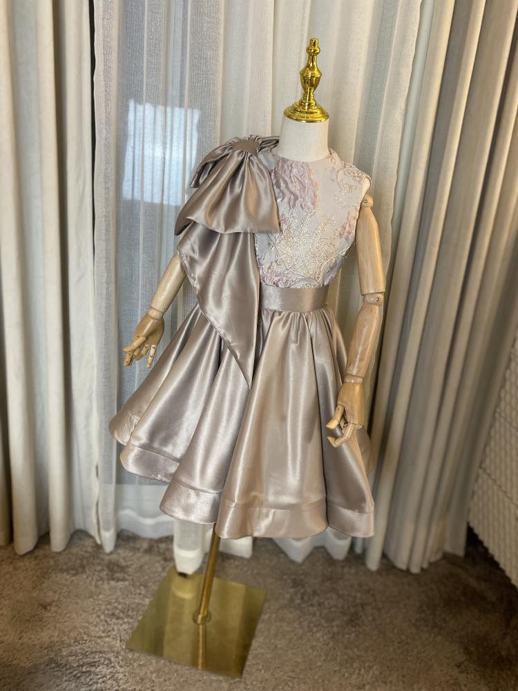 Children's dress and for the confusing age, two pieces, a jacquard blouse and a pleated skirt