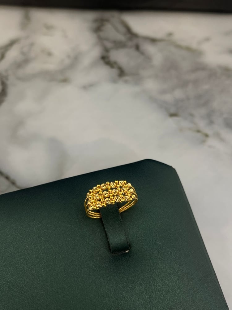The Durlika gold ring, 21 karat, luxurious and distinctive, size 18, weight 2.31 grams.