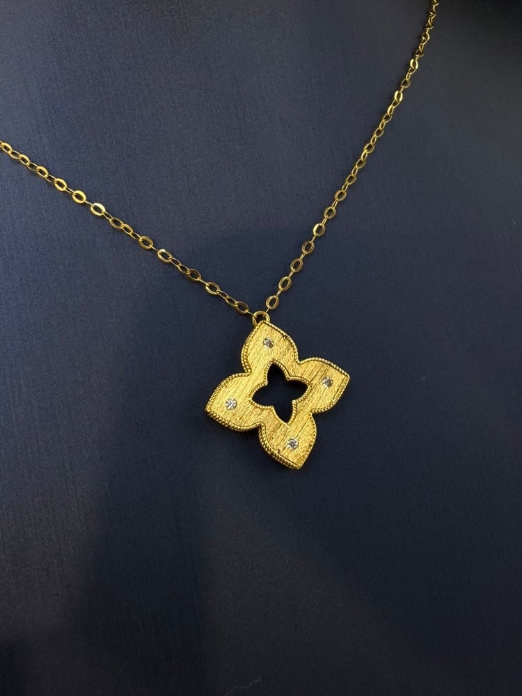 Queen gold necklace 21 karat luxurious and elegant weight 2.10 gate.4