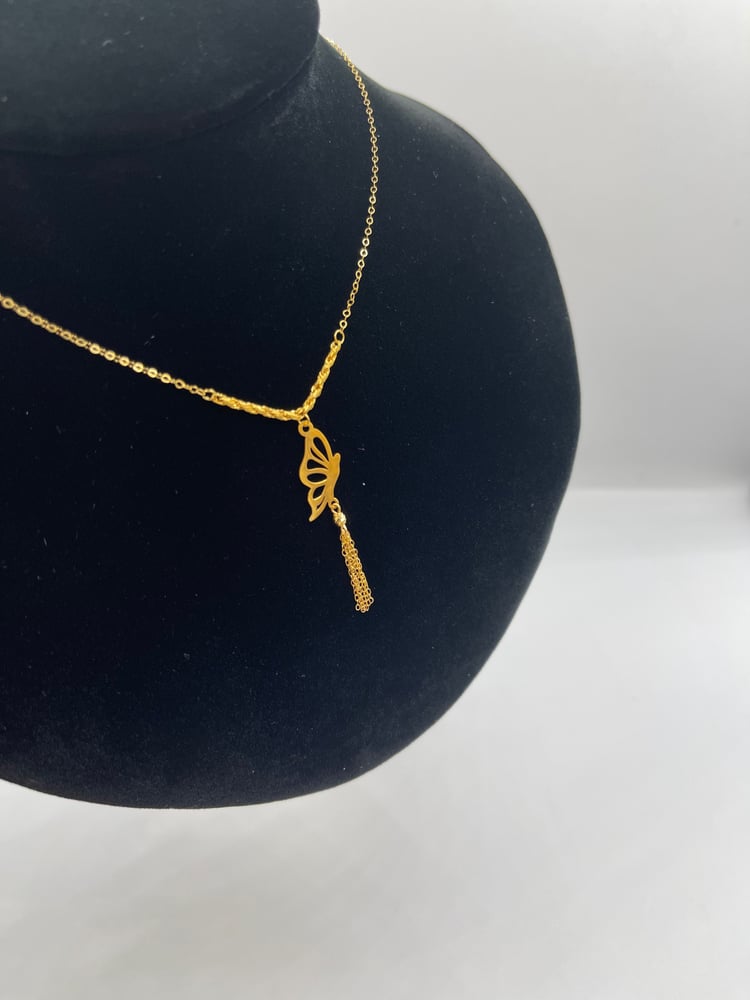 The butterfly charm is distinctive and elegant 21-karat