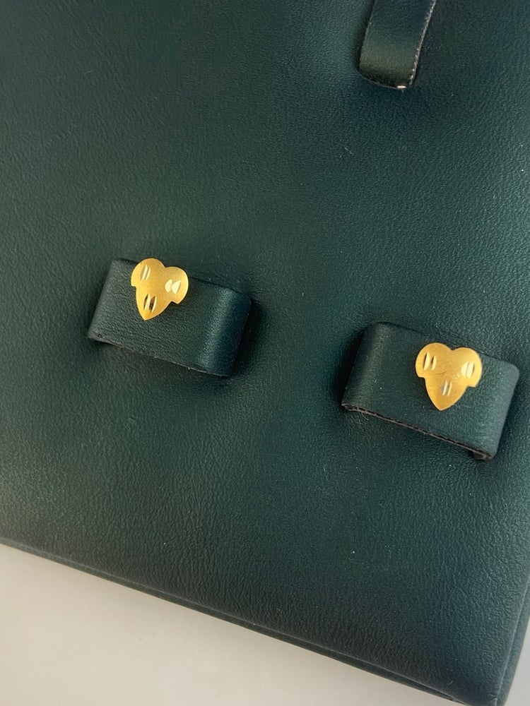 A ring shaped like a 21-karat gold leaf, soft and elegant for gifts.