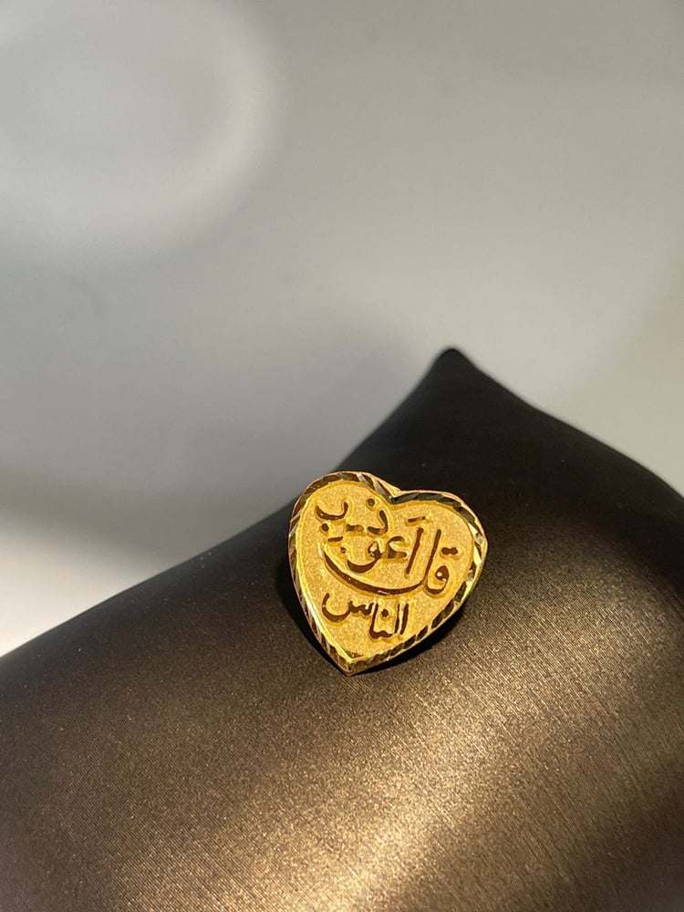 Brooch with 21-karat gold, luxurious and elegant
