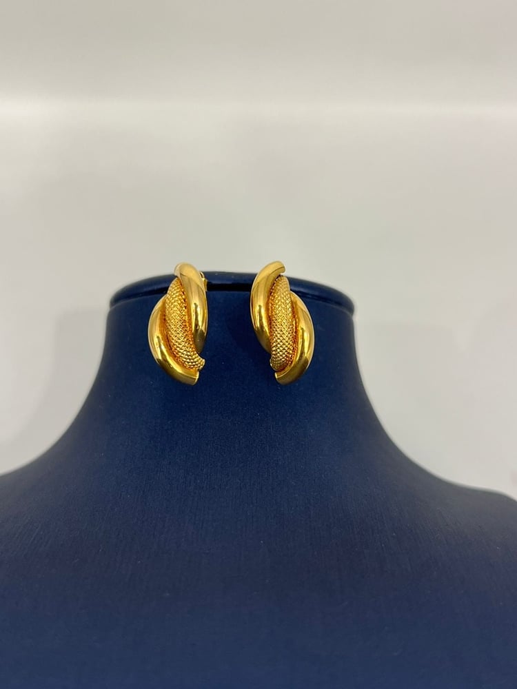 Gold ring 18 karat with elegant design and luxurious shine that adds a sophisticated touch to your look with all softness and elegance weight 1.74 grams