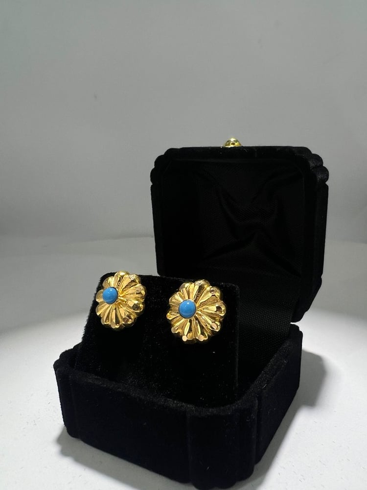 The flower ring is distinctive and elegant, 21-karat gold, weight 2.42, Gate.5