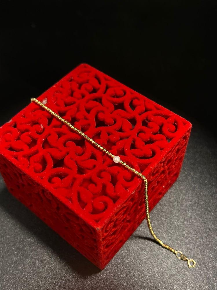 The coral bracelet is soft and elegant for gifts, 18-karat gold, Gate.5