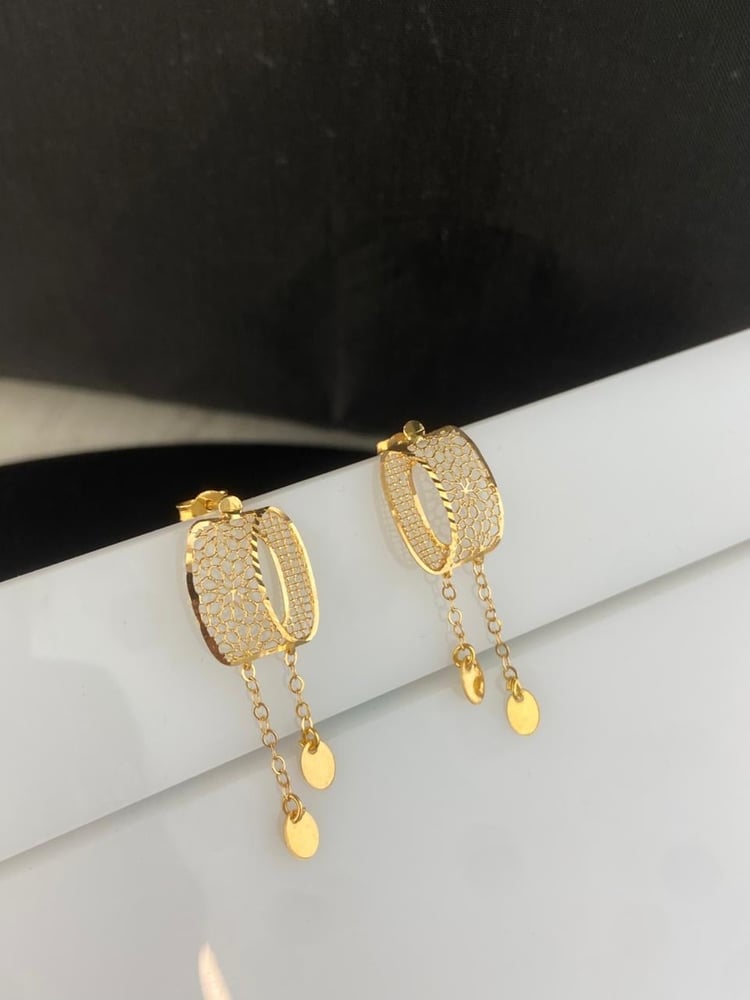Luxury and elegant 21-karat gold hoop for occasions Gate.4