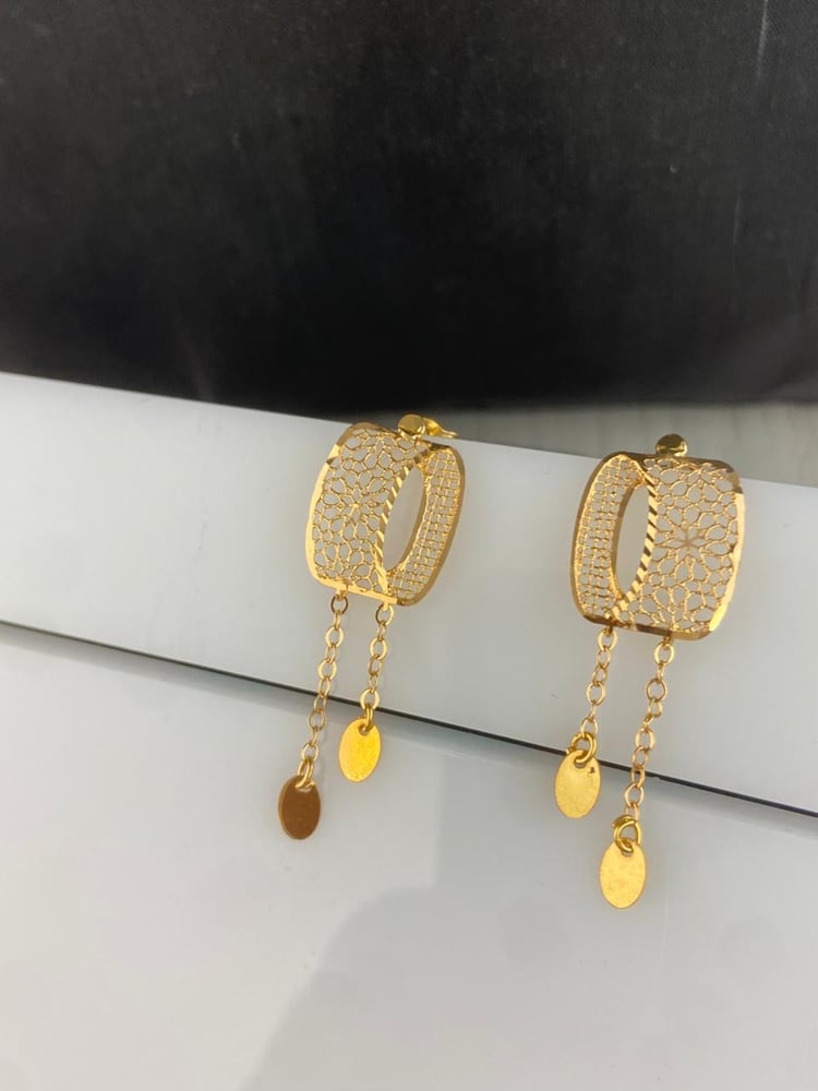 Luxury and elegant 21-karat gold hoop for occasions Gate.4