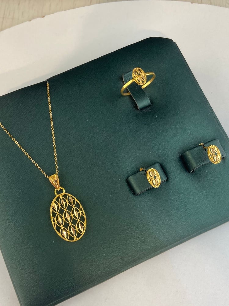 Half a set model Olive branch gold 21 karat ring size 16 weight 4.87 Gate.4