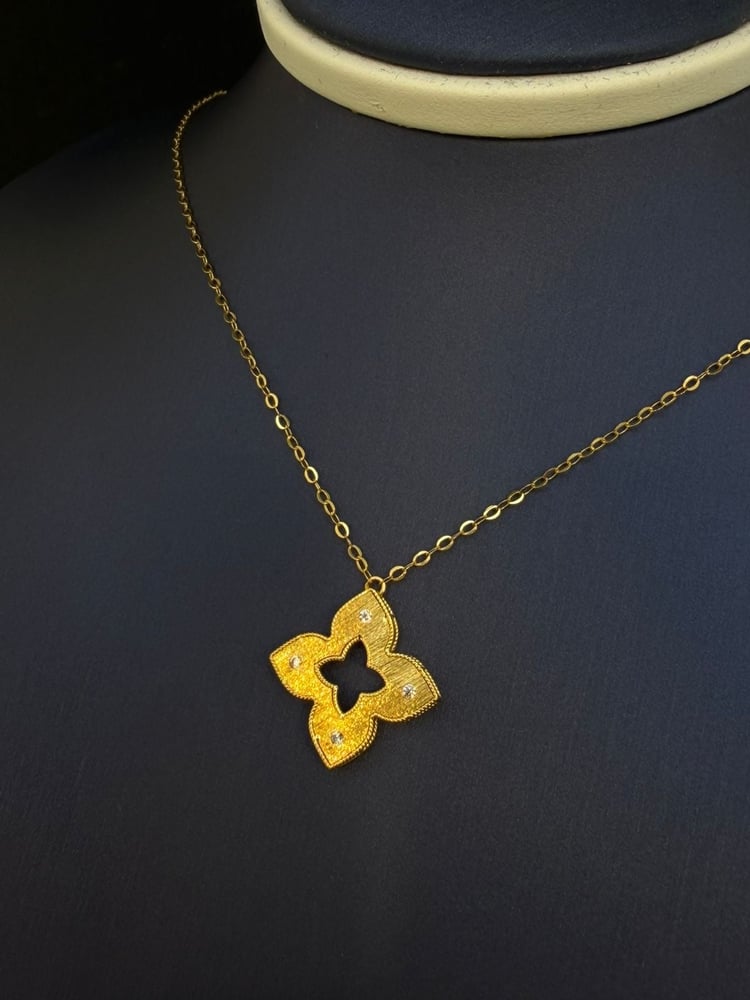 Queen gold necklace 21 karat luxurious and elegant weight 2.10 gate.4