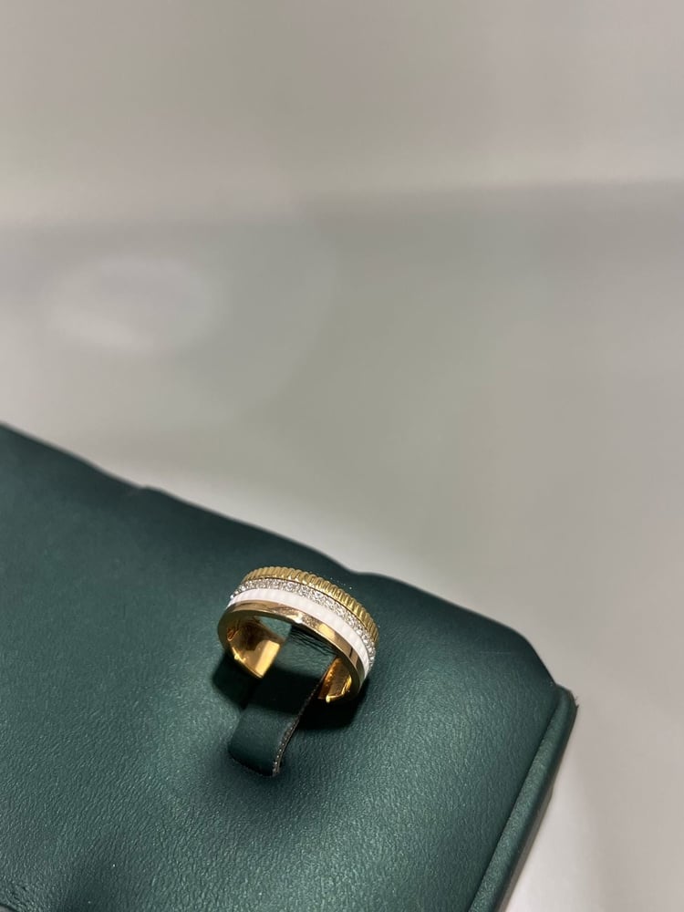 A luxurious and distinctive wedding ring, 18-karat gold, size 17