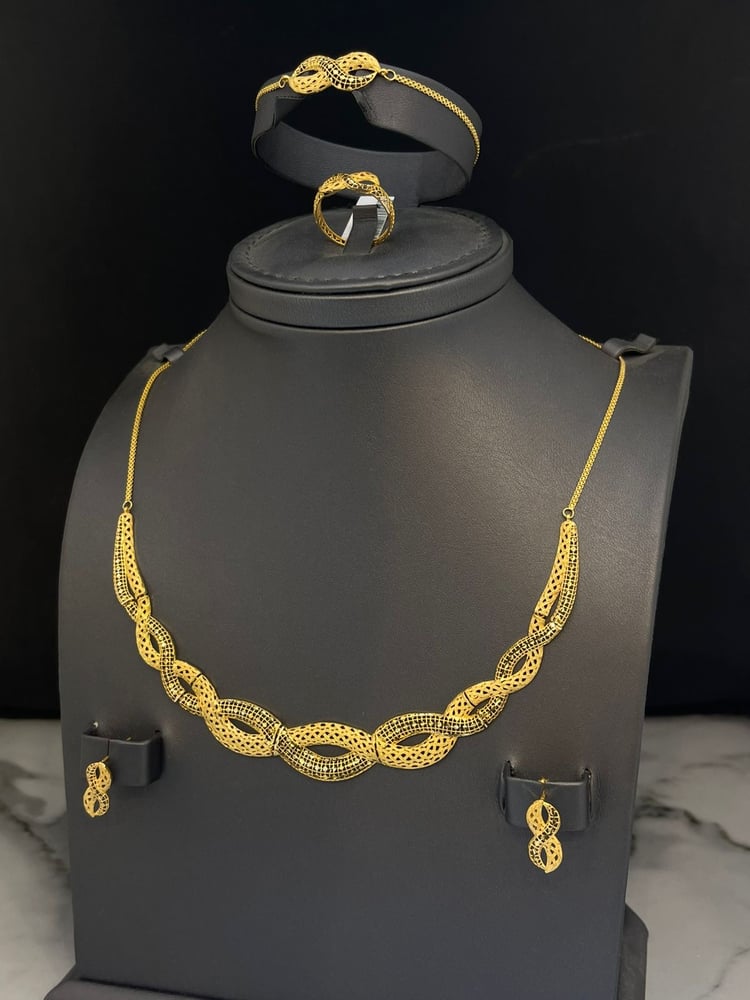 The braided set in 21-karat gold, luxurious and distinctive. The ring size is 17, weight 13.17 grams.