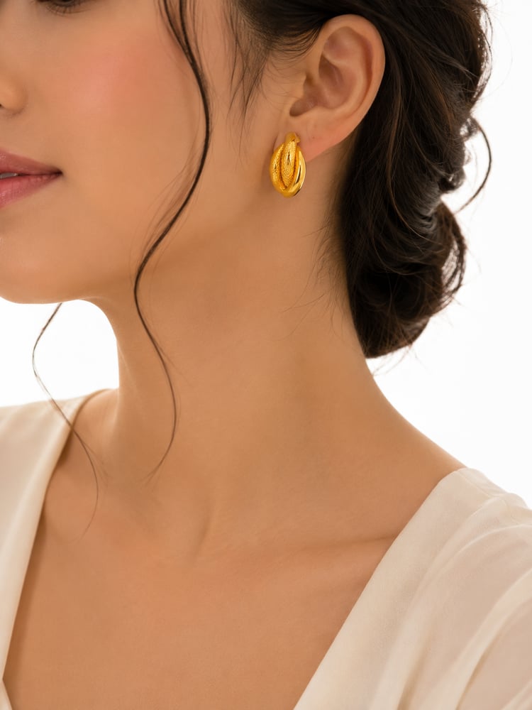Gold ring 18 karat with elegant design and luxurious shine that adds a sophisticated touch to your look with all softness and elegance weight 1.74 grams