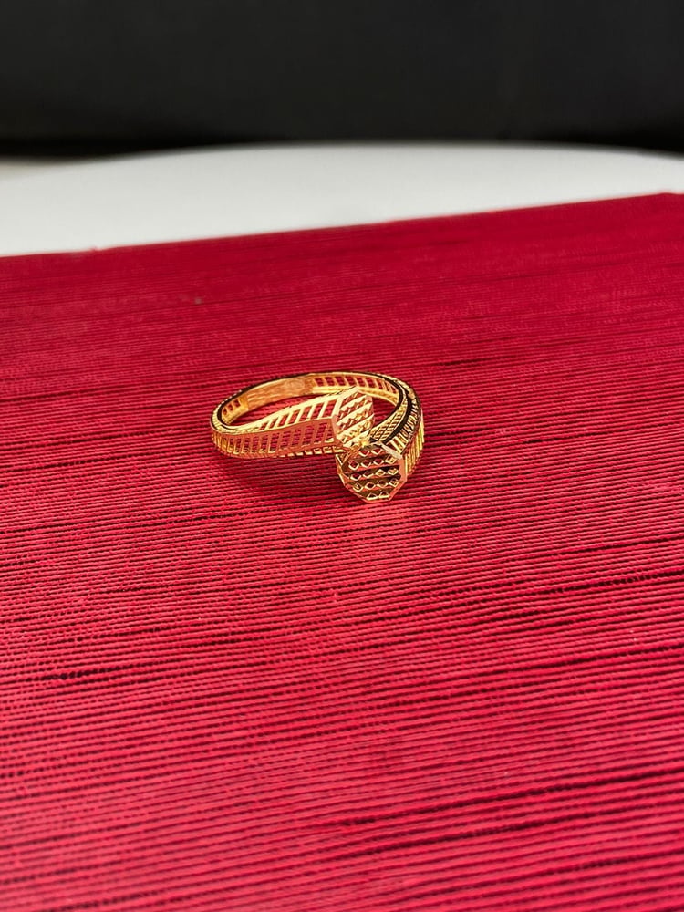 A luxurious and elegant ring, 21-karat gold, weight 2.21