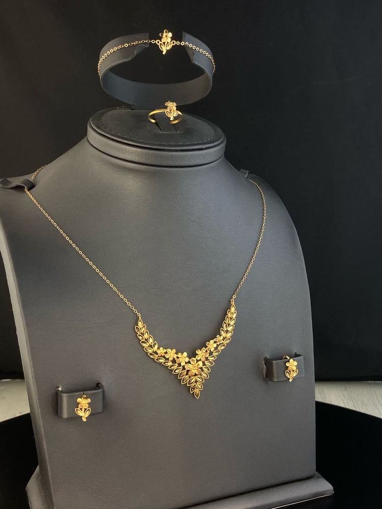 Olive branch network, luxurious and elegant, 21-karat gold, weight 9.71, ring size 16, Gate 4