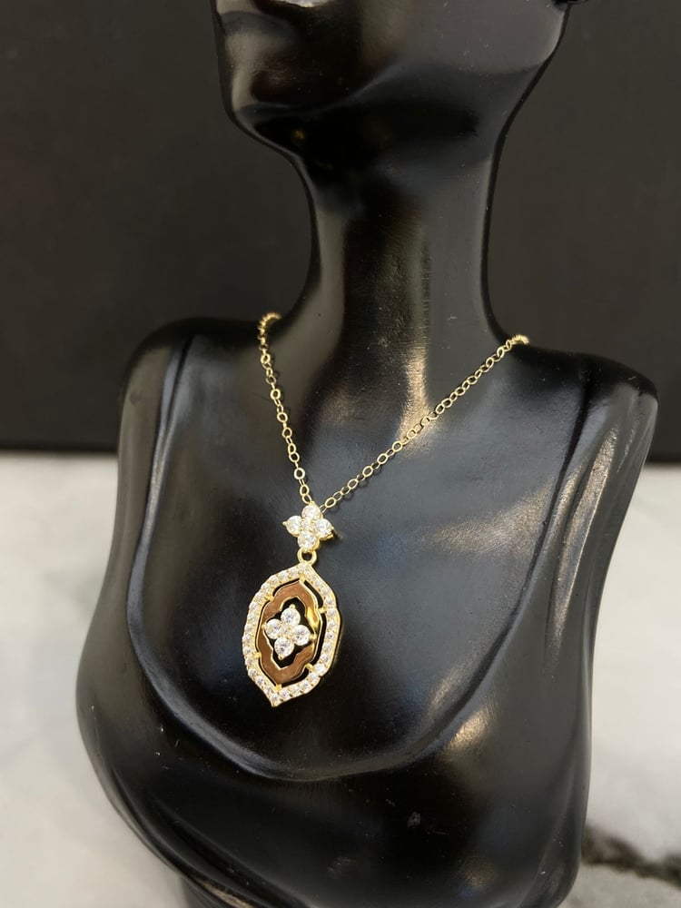 A soft necklace with diamond design, 18-karat gold, luxurious and distinctive, weight 1.25.