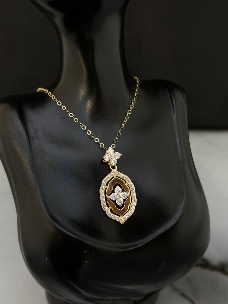 A soft necklace with diamond design, 18-karat gold, luxurious and distinctive, weight 1.25.