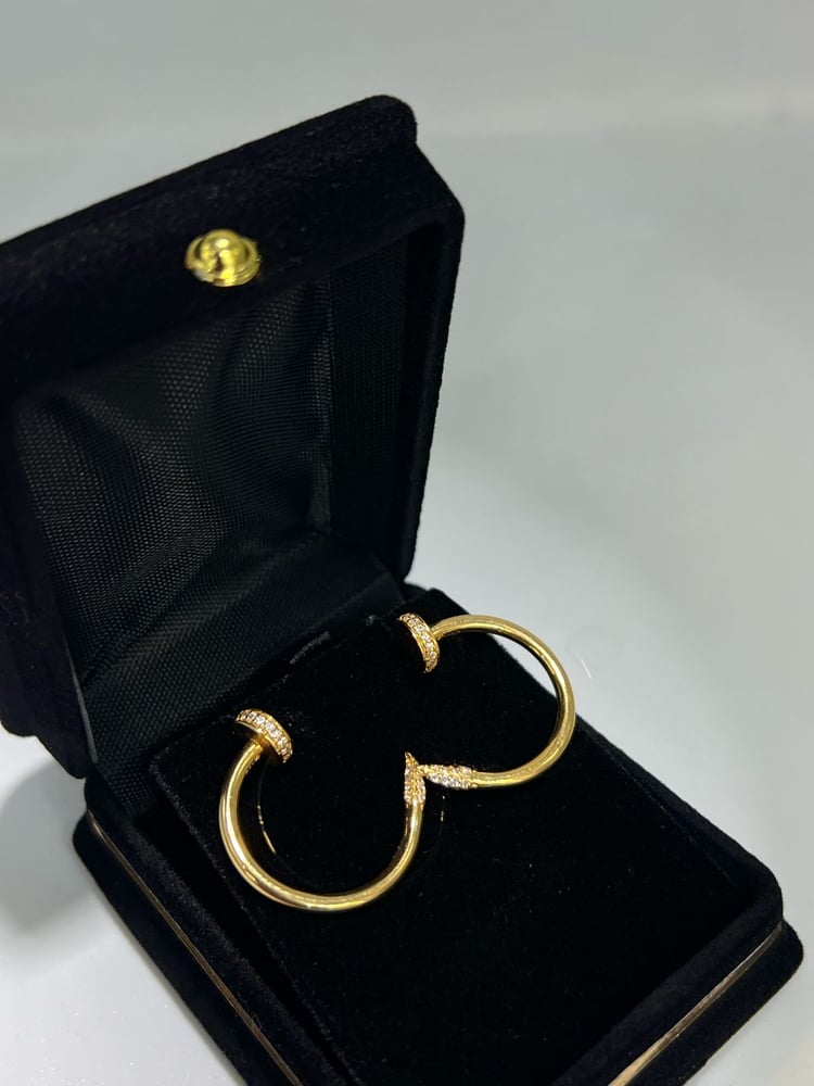 The nail ring, 21-karat gold, luxurious and distinctive, Gate.5