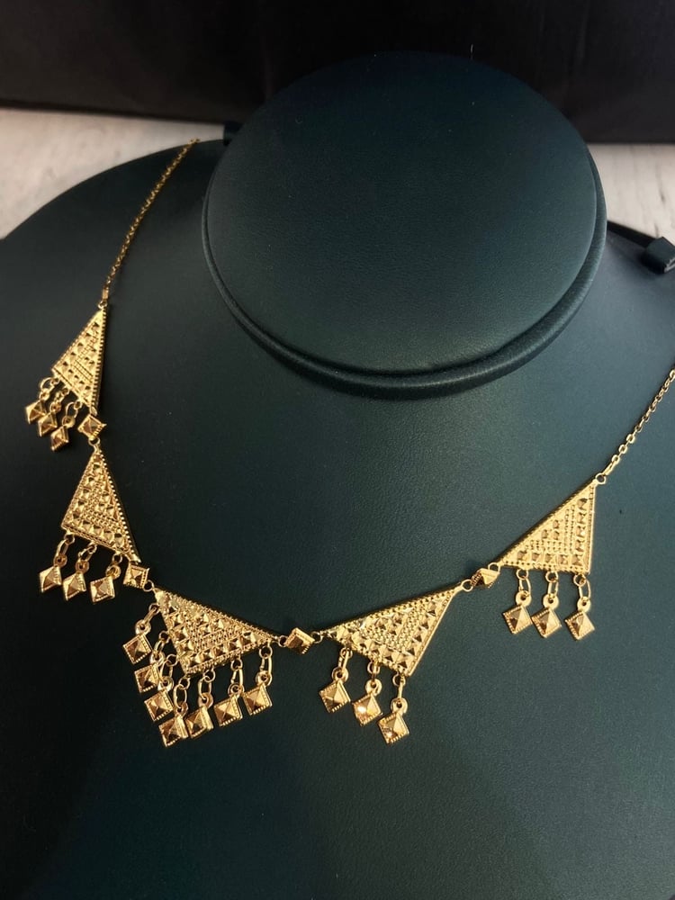 Gold necklace 21 karat model triangle luxurious and distinctive weight 7.44 grams.