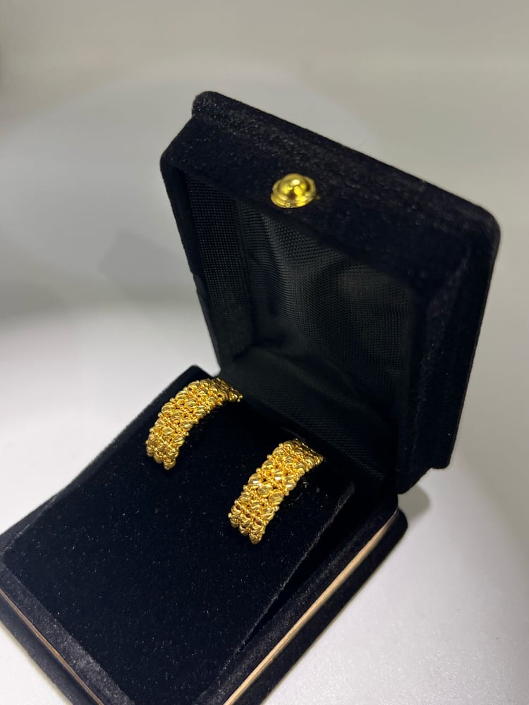 The Duriqa ring is luxurious and distinctive, 21-karat gold, Gate.5