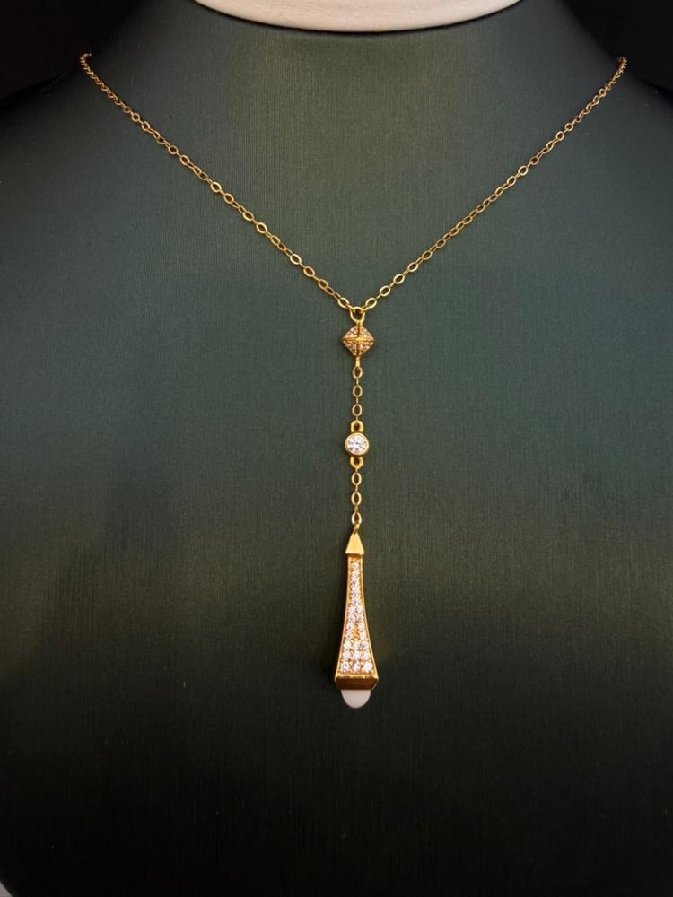 عقد ذهب عيار 21 بتصميم متدلٍ أنيق وزن 3.81 جرام