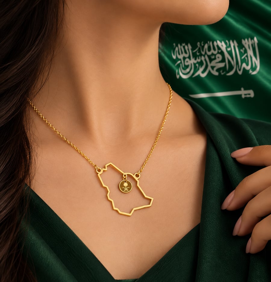 قلادة خريطة الوطن – ذهب عيار 21 تصميم أنيق لخريطة المملكة يتوسطها شعار النخلة والسيفين بتفاصيل ناعمة وفاخرة وزن 0.91 جرام