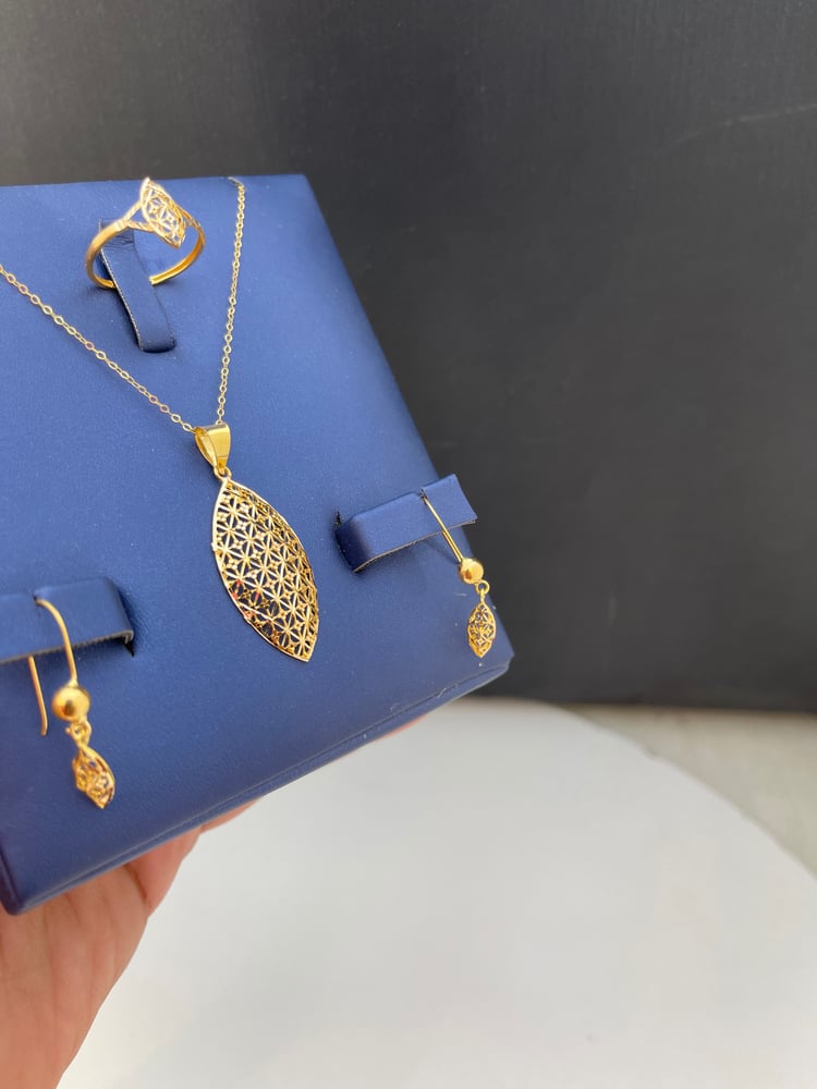 A half set, distinguished and elegant, 21-karat.