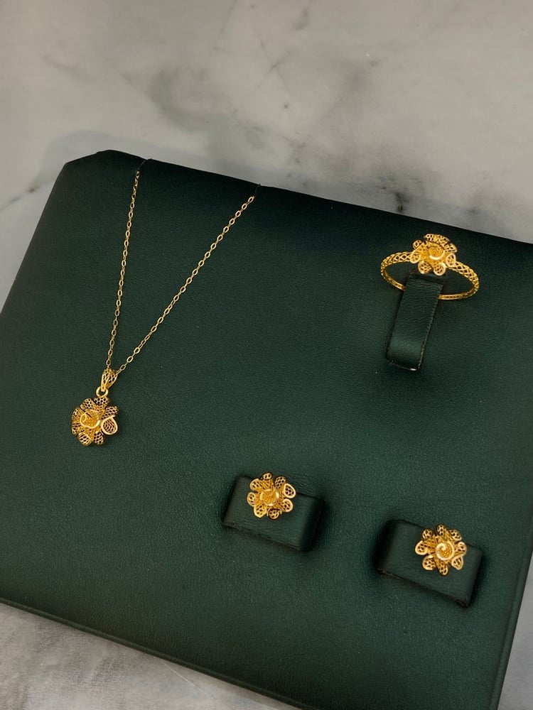 Half of the flower set, 21-karat gold, luxurious and distinctive, ring size 18, weight 3.19 grams, gate 0.4