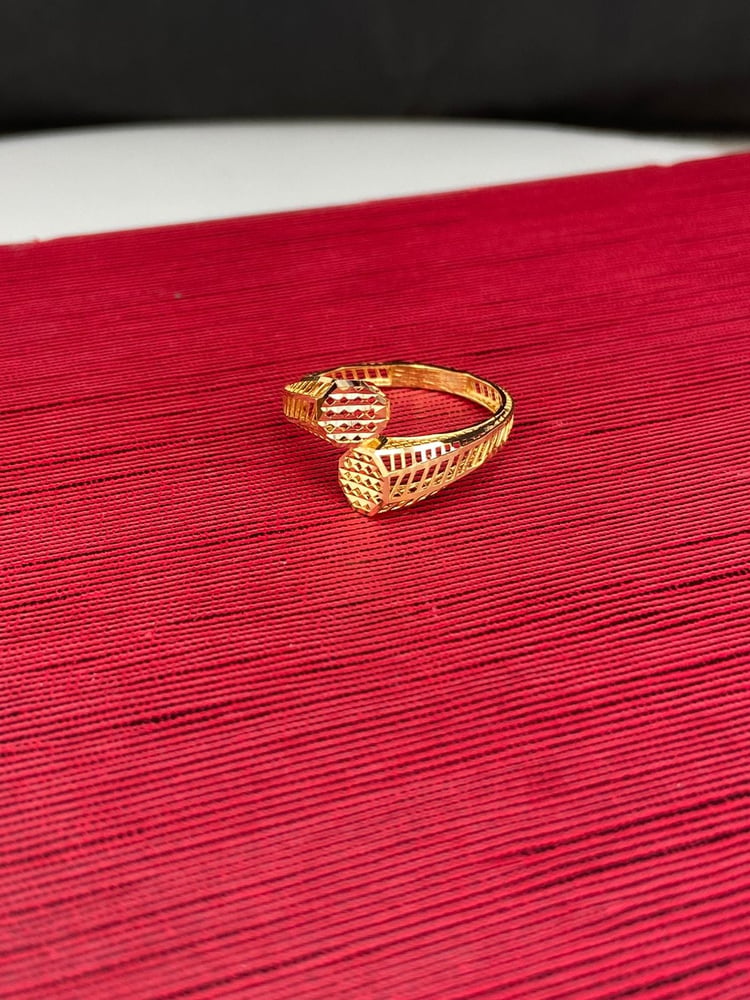 A luxurious and elegant ring, 21-karat gold, weight 2.21