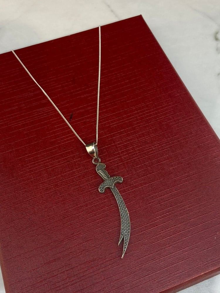 A luxurious and elegant 925 silver sword necklace for gifts.