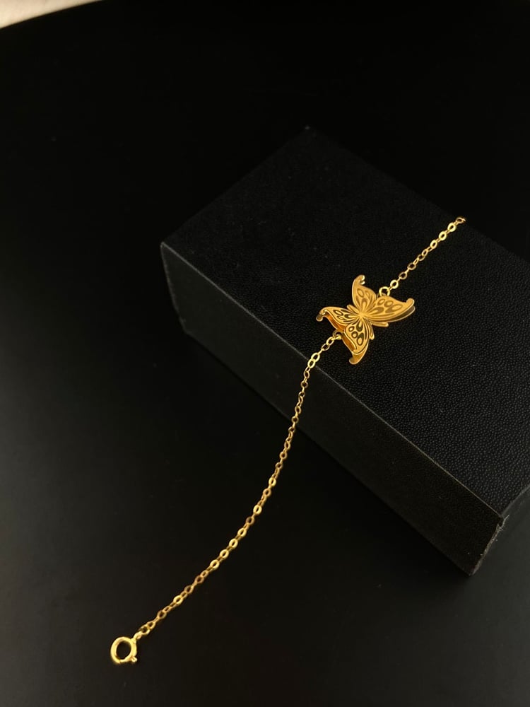 The butterfly bracelet is luxurious and distinctive for gifts. Gate 4.5