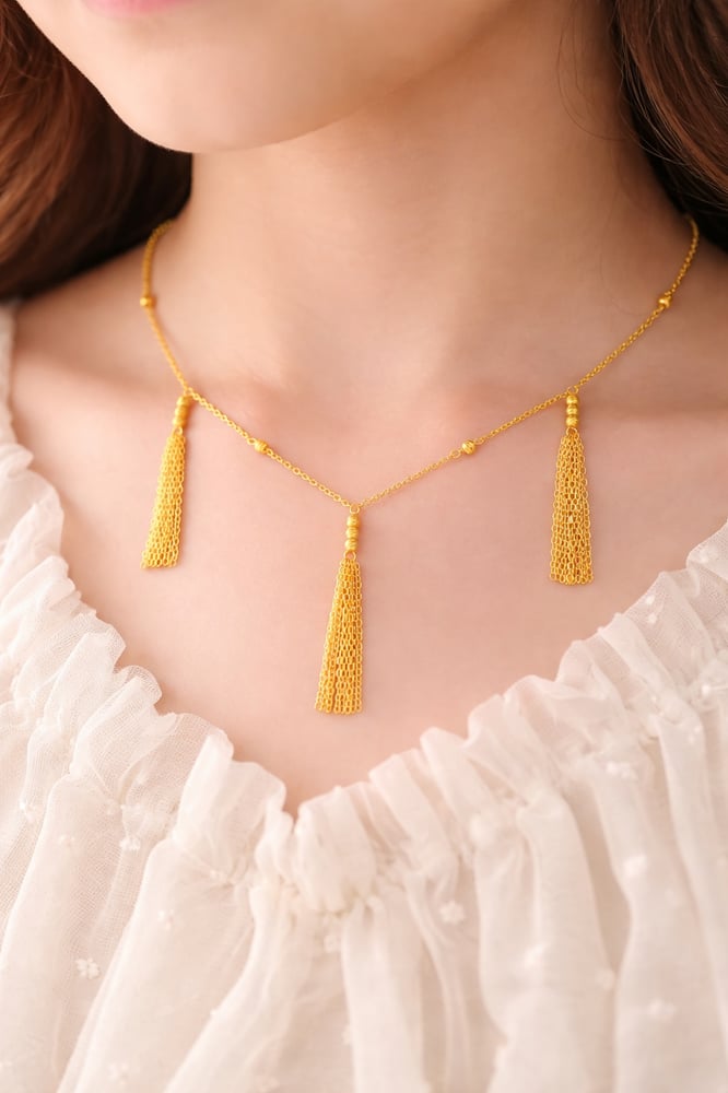 Gold necklace 21 karat with luxurious and elegant design weight 5.21 grams