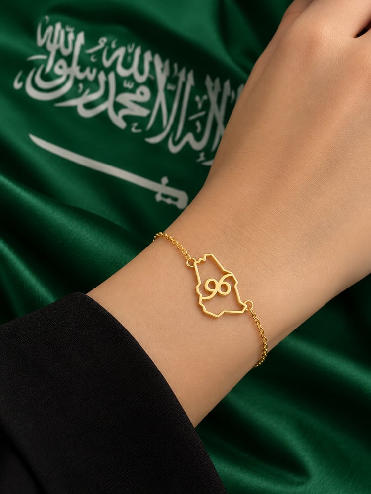 سوارة وطن 96 ذهب عيار 21 تصميم وطني مميز يجمع خريطة المملكة وزن 0.50 جرام