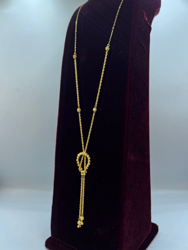 The Mabrrom rosary is luxurious, distinctive, and elegant, made of 21-karat gold, weight 5.11 grams.