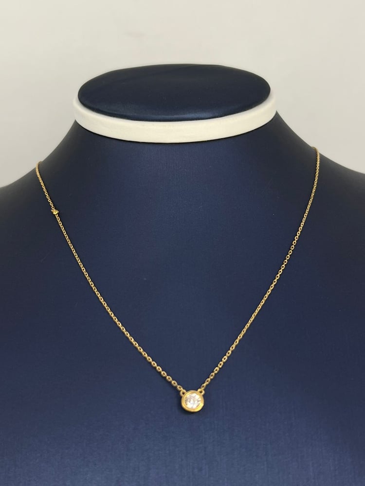 Solitaire gold necklace 18 karat with elegant and delicate design weight 2.06 grams