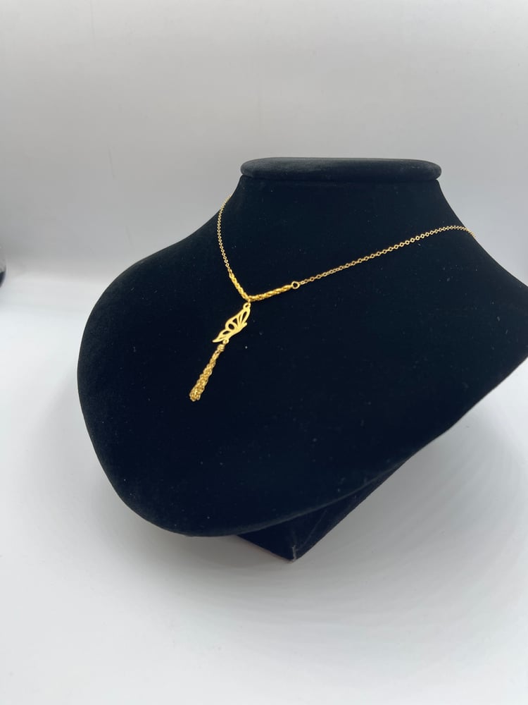 The butterfly charm is distinctive and elegant 21-karat