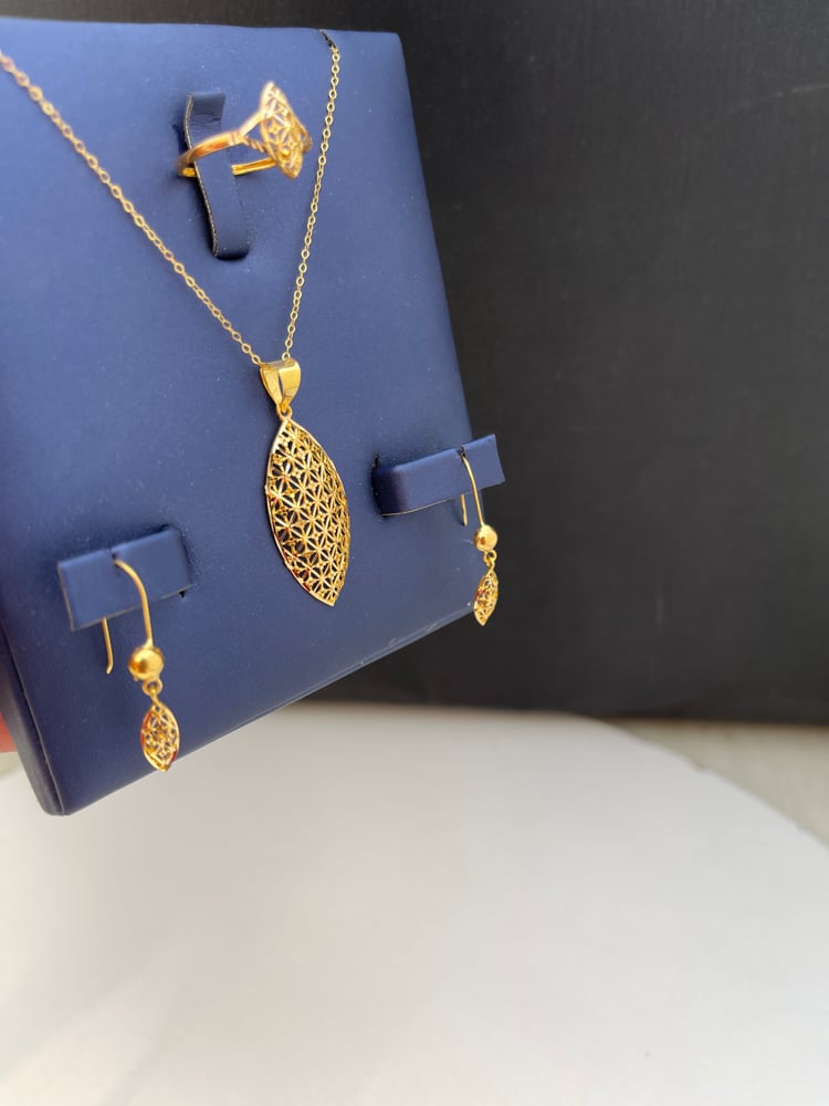 A half set, distinguished and elegant, 21-karat.